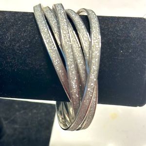 💥3/$15💥 Sparkly interlocking bands bracelet